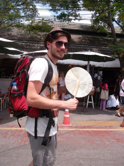 Ali als stolzer Faecherbesitzer