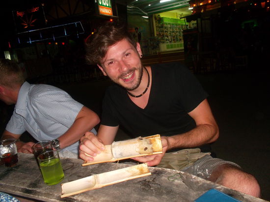 Leckeres suesses irgendwas mit schwarzen Bohnen im Bambus (Ela meint es war Reis; kann schon sein)