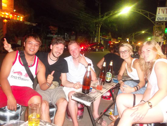 Aof, Ali, Tom, Ela und Carmen an unserer "Stop 10 Baht - Whiskeybar"