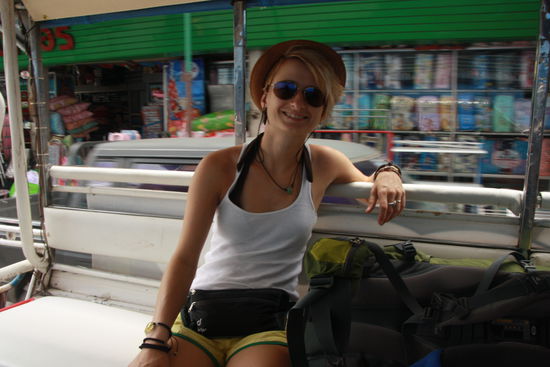 Auf zum Hostel im kultigen Songthaew