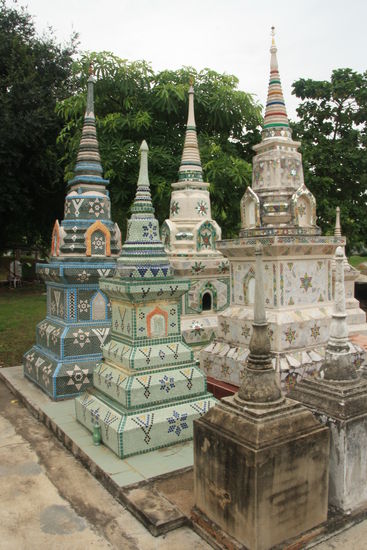 Ein paar der Mini-Chedis (so bezeichnen wir sie jetzt mal) auf dem chinesischen Friedhof
