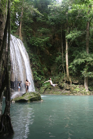 Ali beim Sprung ins kuehle Nass