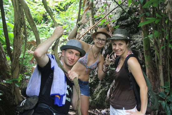 Markus, Ela und Verena beim Aufstieg zur naechsten Wasserfall-Stufe