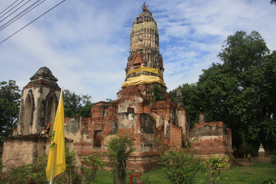 ...weitere Ruine (hier die Chedi = Heiligtum, als ein wichtiger Bestandteil einer jeden Tempelanlage)