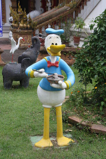 kitschige Figuren vor dem Wat Bupparam