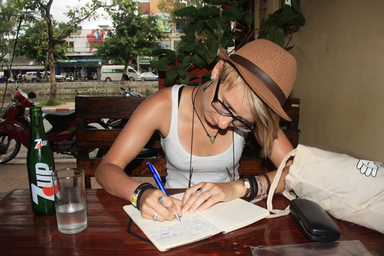 Tagebuchschreiben im Restaurant