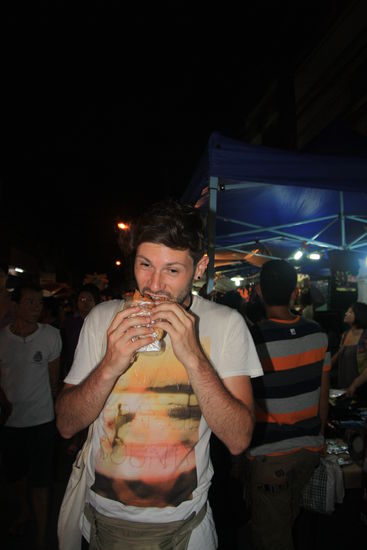 Ali bei einem klassichen thailaendischen Snack: eine Waffel mit Schokosauce 