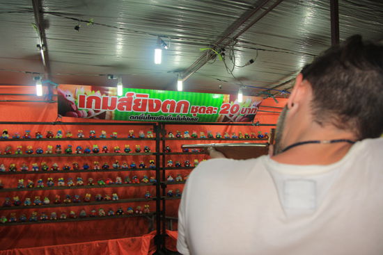 Der ruhmreiche Schuetze beim Erlegen seiner Beute