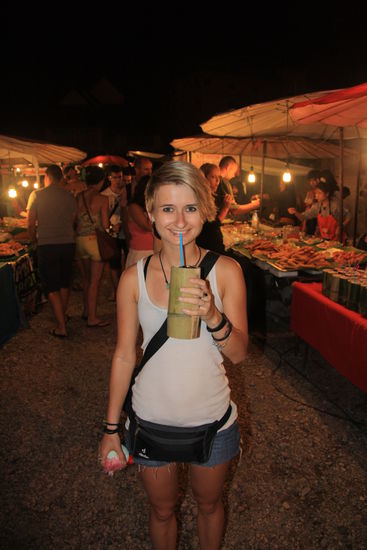 Ela goennt sich einen Lemongrass-Tea aus einem Bambusrohr