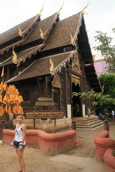 Ela vor dem Wat Pan Tao (der erste Wat aus Holz)