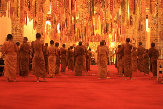 Moenche bei der Zeremonie im Wat Chedi Luang