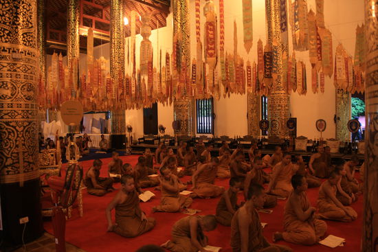 Moenche bei der Zeremonie im Wat Prah Sing