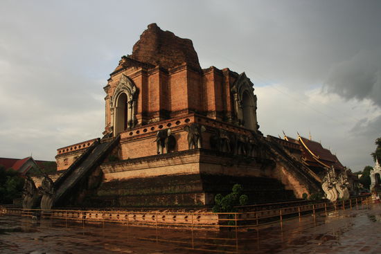 Ali: Die Chedi im hinteren Teil des Wat Chedi Luang