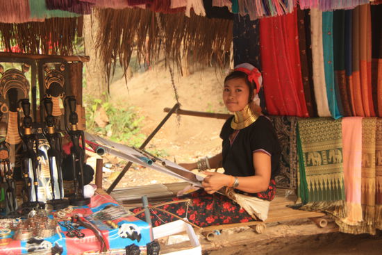 Ein Longneck-Maedchen beim Weben