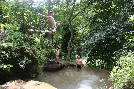 Ali beim Demonstrieren seiner Wasserbombenkuenste