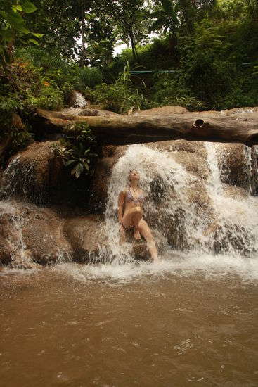 Ela unterm Wasserfall