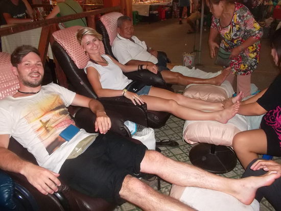 Wir (und der Thai der auch freundlich in die Kamera grinste) beim Fuesse massieren.