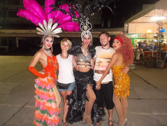 Wir zusammen mit den Damen (man achte auf die Hand der Dame rechts im Bild)