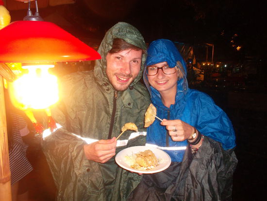 Essen direkt vor dem Stand um nicht komplett im Regen zu stehen.