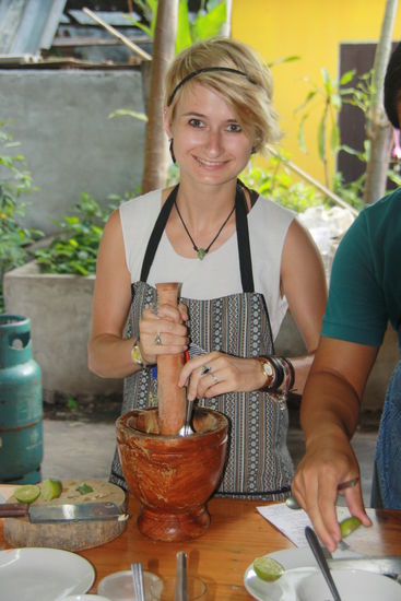 Ela macht Papayasalat (hat uns leider nicht geschmeckt, was aber an uns und wohl nicht am Salat lag)