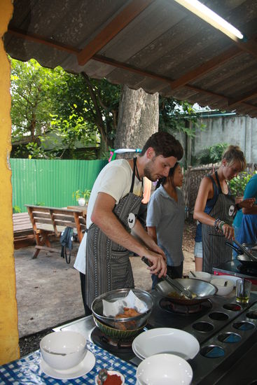 Ali beim frittieren der Bananen