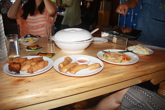 Von links nach rechts: Deep Fried Bananas, Fruehlingsrollen, Papayasalat und Sticky Rice with Mango (den Rest haben wir schon verputzt)