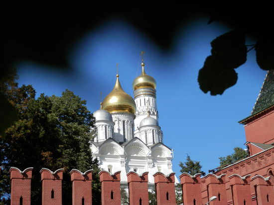 ....hinter den Mauern des Kreml, aber auch davor immer eine grosse Kulisse...