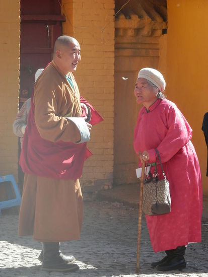 vor allem die alten Leute tragen ihre Anliegen vor