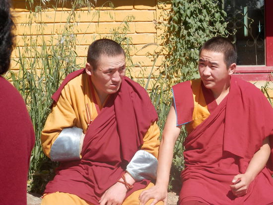 Lama- Moenche im Gespraech