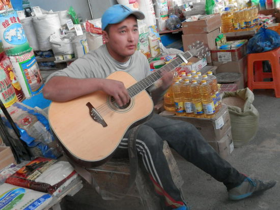 ...spanische Gitarrenklaenge auf dem Markt
