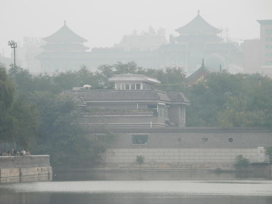Blick ueber die im Smog liegende "Verbotene Stadt"
