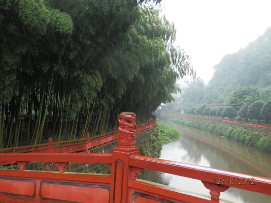 hier fehlt jetzt nur noch die leide im Hintergrund spielende Musik, oder...?