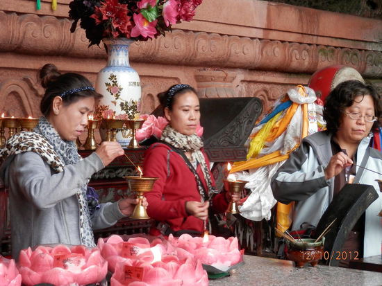 ....sehr andaechtig...