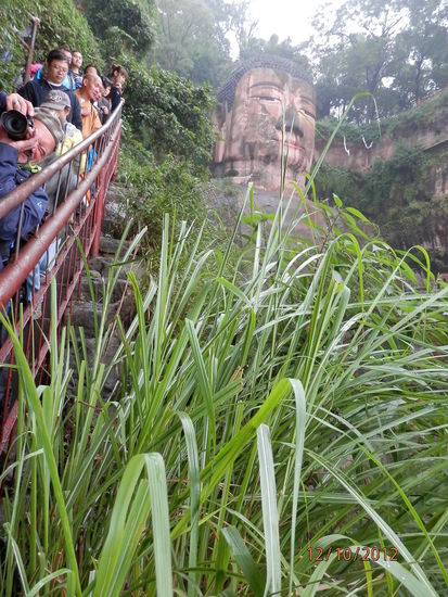 ...und so wacht er ueber die Fluesse, der gianth buddha...