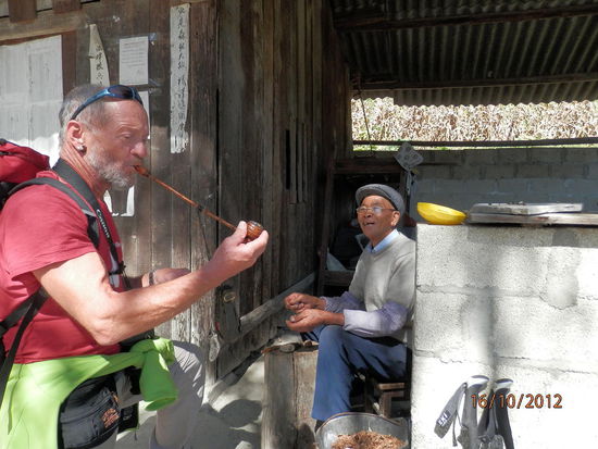 er sitzt da anscheinend schon seit Jahren und raucht sein Pfeifchen