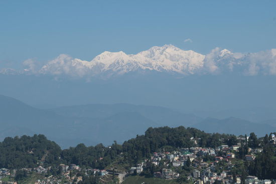 Wir stehen auf ca. 2000m, doch das dach der Welt erhebt sich wie eine "Madonna"vor uns ( Kandchenjunga, der drittgrößte Berg der Welt