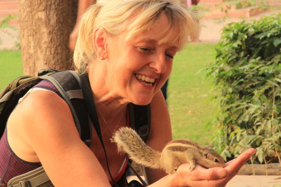 Streifenhörnchen fressen am liebsten Erdnüsse, hmmm....dafür gehen sie sogar auf die Hand....