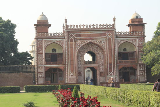 "Baby- Taj-Mahal" wird dieses Gebäude liebevoll von den Indern genannt, hier ist der Eintritt frei und viele kommen in den wunderschönen Garten zum relaxen...