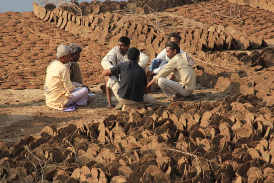 Schwätzchen zwischen getrockneten Kuhfladen (man benutzt sie zum Bauen und Heizen)