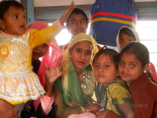 bunt und schoen, indische Familie im Zug nach Ajmer
