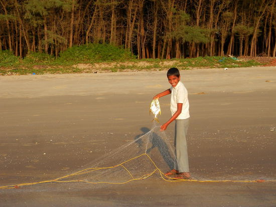 gluecklicher Fischerjunge...