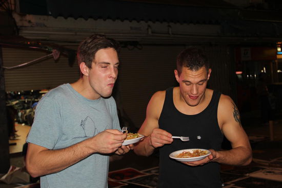 puuuuh, ist das scharf..... Merlin und Urs beim probieren einer Garküche