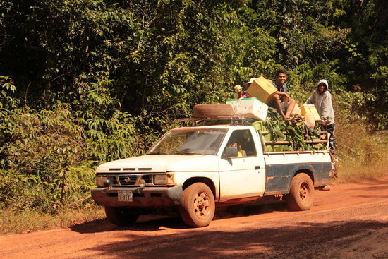 die Transportmittel der Kambodschaner übertreffen alles, obwohl hier noch ein großes Fahrzeug zu sehen ist
