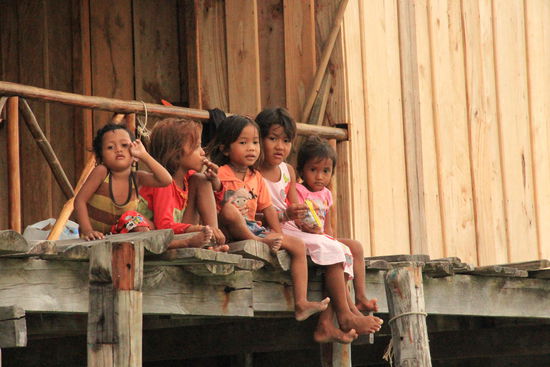 Kinder am Bootssteg....warten auf Neujahr, denn da gibt es in Kambodscha Geschenke....