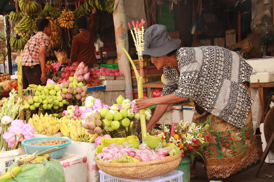 Blumenfrau, auf einem der vielen Märkte in Phnom Phen