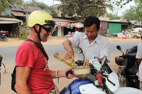 ...tanken auf kambodschanisch...