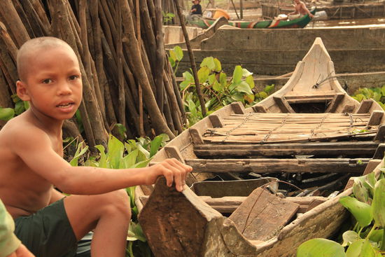 Fischerjunge mit seinem Boot....