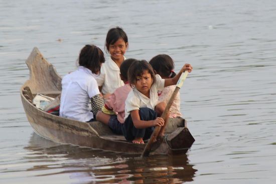 Kinder kommen aus der Schule....