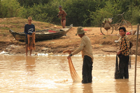 Fischer bringen ihre Netze aus...