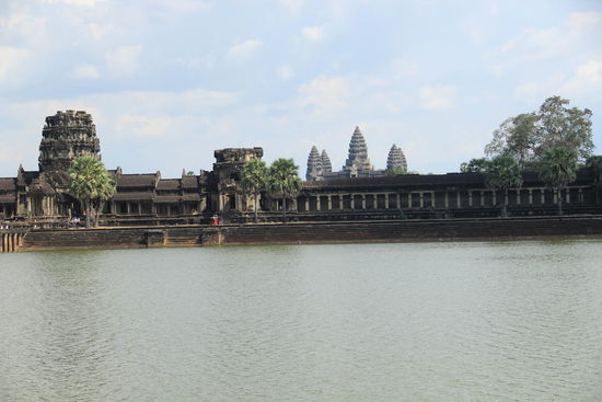 ... in der Ferne recht klein, der uralte Tempel "Angkor Wat"
